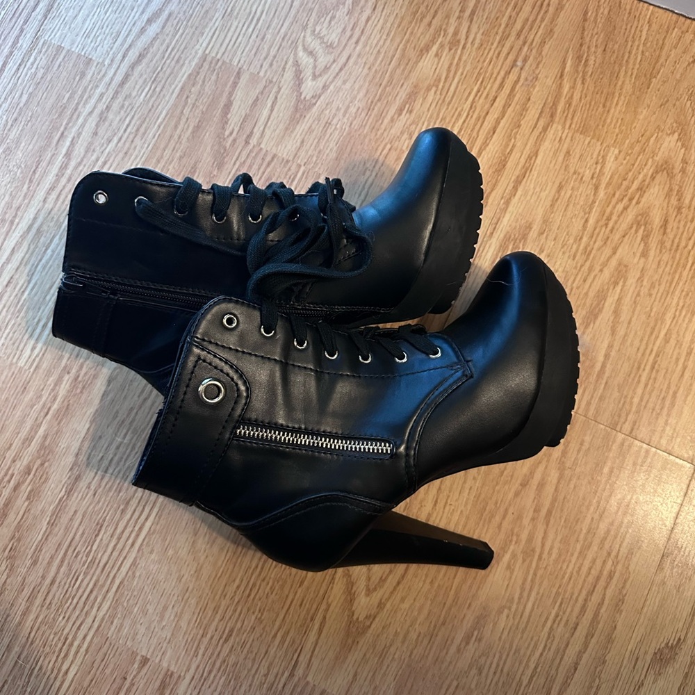 Kohl's Black Heeled Boots size 8